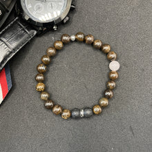 Charger l'image dans la galerie, bracelet homme octobre rose en pierres Bronzite marron - pierres haut de gamme de grande qualité sélectionné avec soin.  Bracelet fabriqué dans les Yvelines entre Versailles et Saint germain en laye. 1à% des ventes sont reversé à une association qui aide les femmes atteintes du cancer du sein.