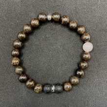 Charger l'image dans la galerie, une perle rose en quartz pour montrer le soutien des hommes et leur implication dans la lutte contre le cancer du sein