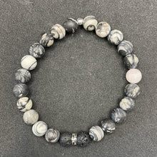 Charger l'image dans la galerie, dans le cadre du mois d'ocotbre dédié à la prévention contre le cancer du sein, la sicilienne vous propose un bracelet spécialement pour les hommes qui montrenet leur soutien à toutes les femmes. Le bracelet en perles noires revêt une perle rose discrète. Bracelets en pierres naturelles fabriqué en France