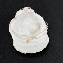 Charger l'image dans la galerie, bracelet fin octobre rose signe infini en or et trèfle pour femme en faveur de la lutte contre le cancer du sein