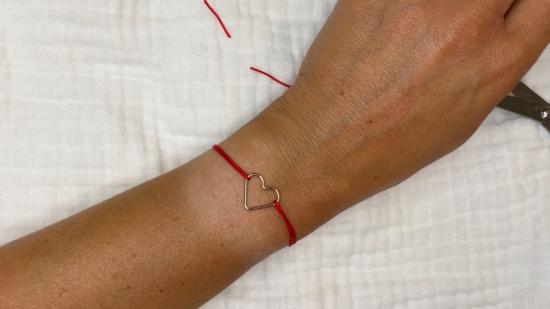 Cyberperles - Les coups de pouce - Comment faire un noeud qui tient avec du  fil élastique ?