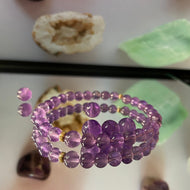 bracelet fin en pierre amethyste claire avec des détails en or 14 carats
