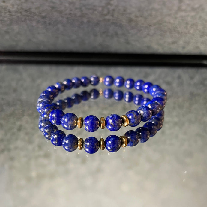 bracelet pour femme en pierre fine de lapis lazuli et détails en or
