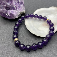 bracelet en amethyste violet foncé et détails en or