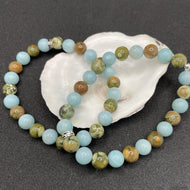 bracelet pour homme en pierres naturelles  semi-précieuses monté sur élastique de grande qualité pierre bleue: amazonite pierre marron verte beige: rhyolite avec des détails en argent certifié 925