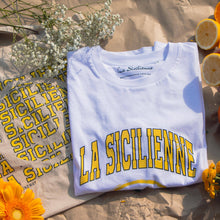 Charger l&#39;image dans la galerie, tote bag et t-shirt en coton bio  balnc et beige vegan personnage qui sourit jaune écriture en gros La Sicilienne