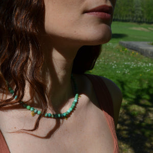 collier femme perle ronde agate verte et détails dorés