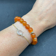 Charger l&#39;image dans la galerie, bracelet pour femme en cornaline pierre naturelle orange translucide de la féminité fertilité hormones