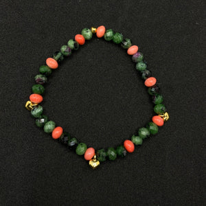 bracelet en pierre naturelles rubis zoisite verte et bambou de mer teinte corail et détails dorés en acier inoxydable