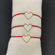 Charger l&#39;image dans la galerie, bracelet fin avec fil rouge et coeur en or  et petit coquillage en or pour femme
