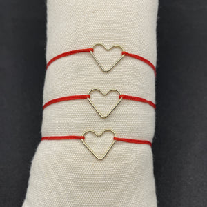 bracelet fin avec fil rouge et coeur en or  et petit coquillage en or pour femme