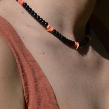 Charger l&#39;image dans la galerie, collier femme agate noire et bambou de mer teinte corail pour femme et détails dorés