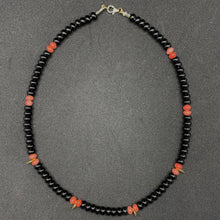 Charger l&#39;image dans la galerie, collier agate noire et bambou de mer teinte corail pour femme