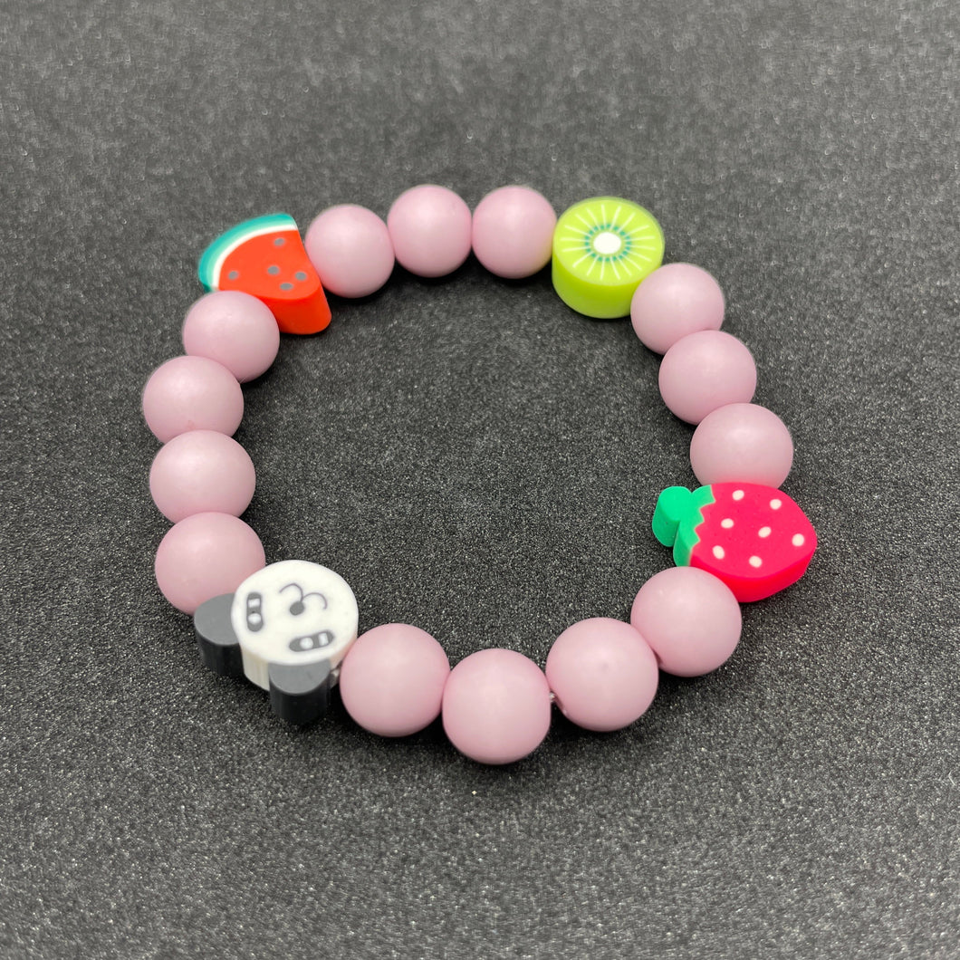 bracelet enfant coloré avec des petits fruits 