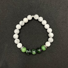 Charger l&#39;image dans la galerie, bracelet femme taille S ou M en pierre blanche howlite et pierre naturelle verte rubis-zoisite