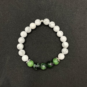 bracelet femme taille S ou M en pierre blanche howlite et pierre naturelle verte rubis-zoisite